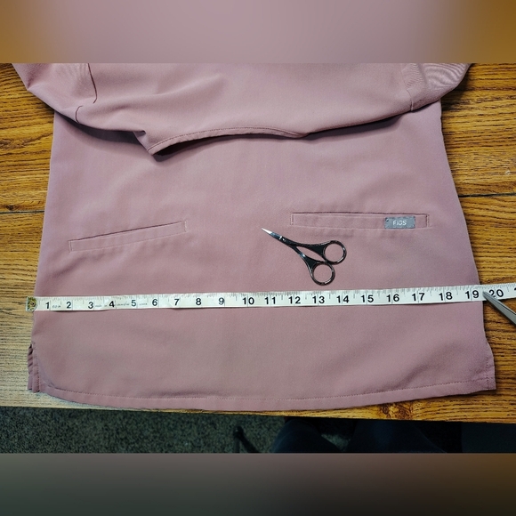 Figs scrub Casma top professional medical, mauve pink,3 pockets, XS. - Picture 13 of 14